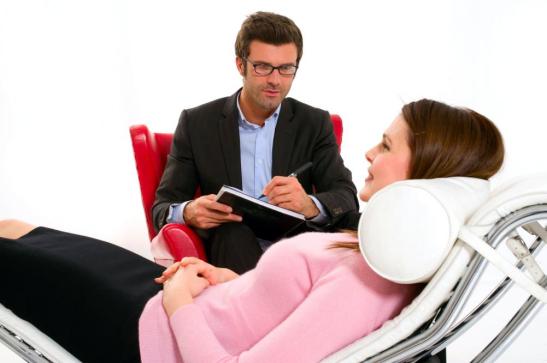 woman by the psychologist